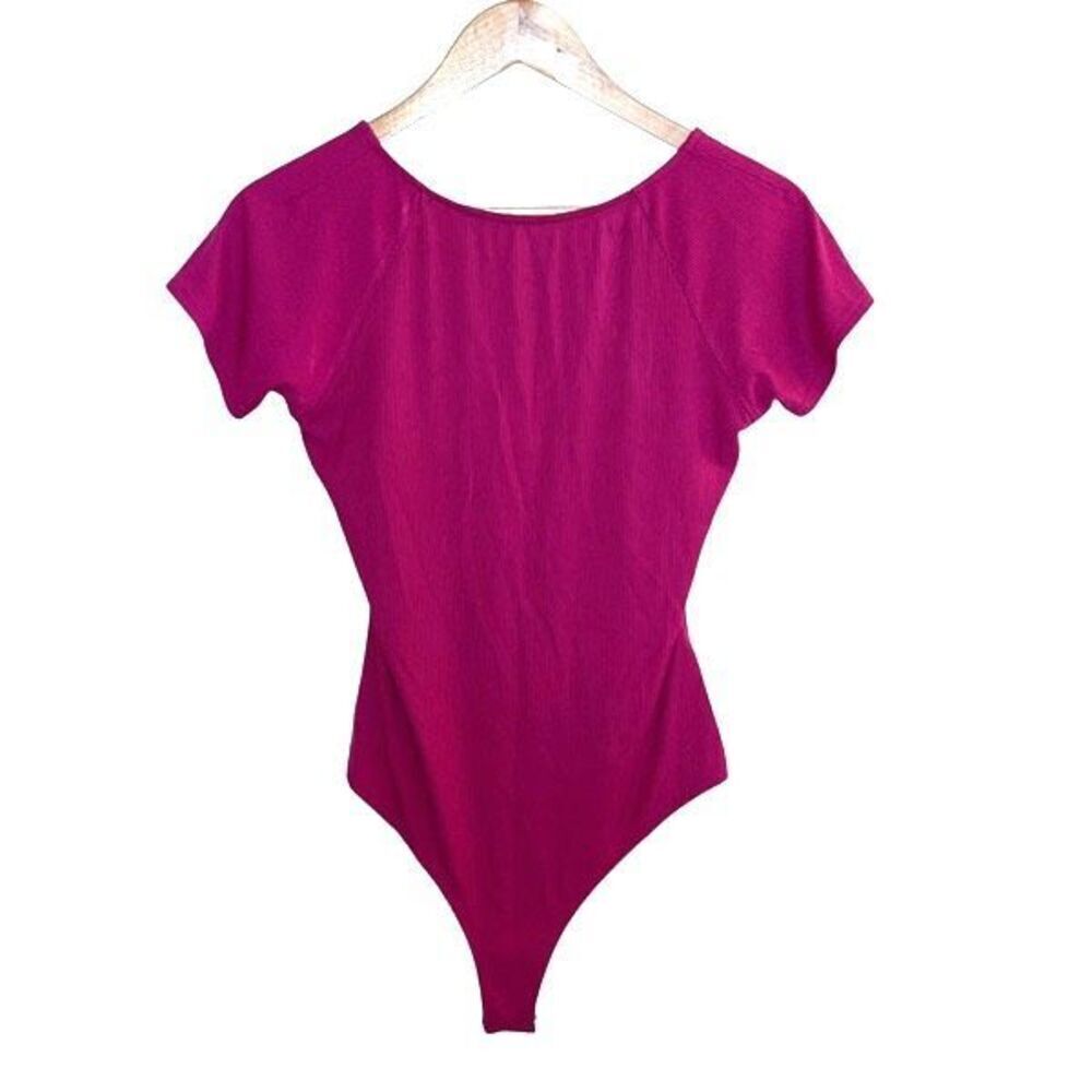 Le Lis Collection Fuchsia Ribbed Body Suit Short Sleeve Cutout Back Large NWT